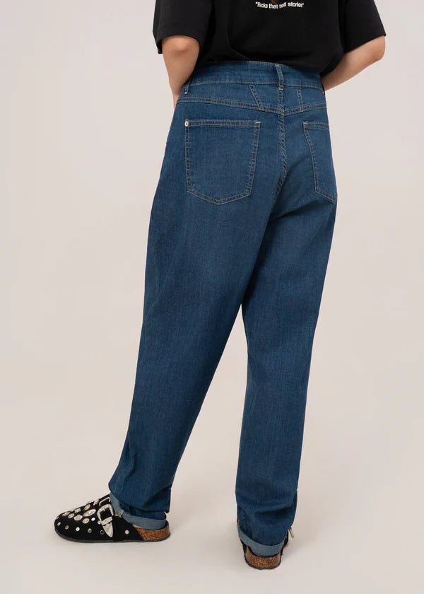 GINA-Mom Fit-Amb-03-DB